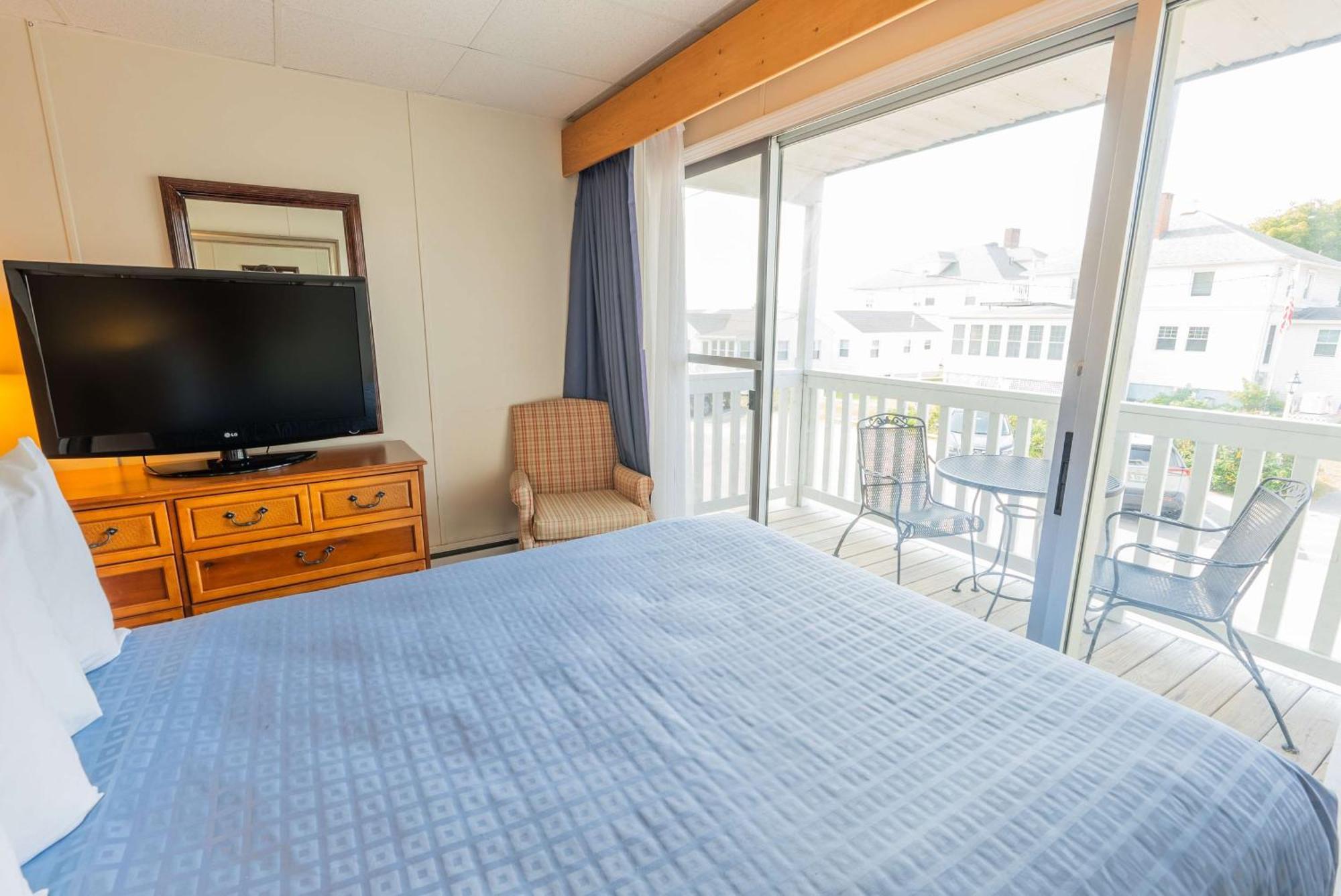 Waves Oceanfront Resort Олд-Орчард-Бич Экстерьер фото