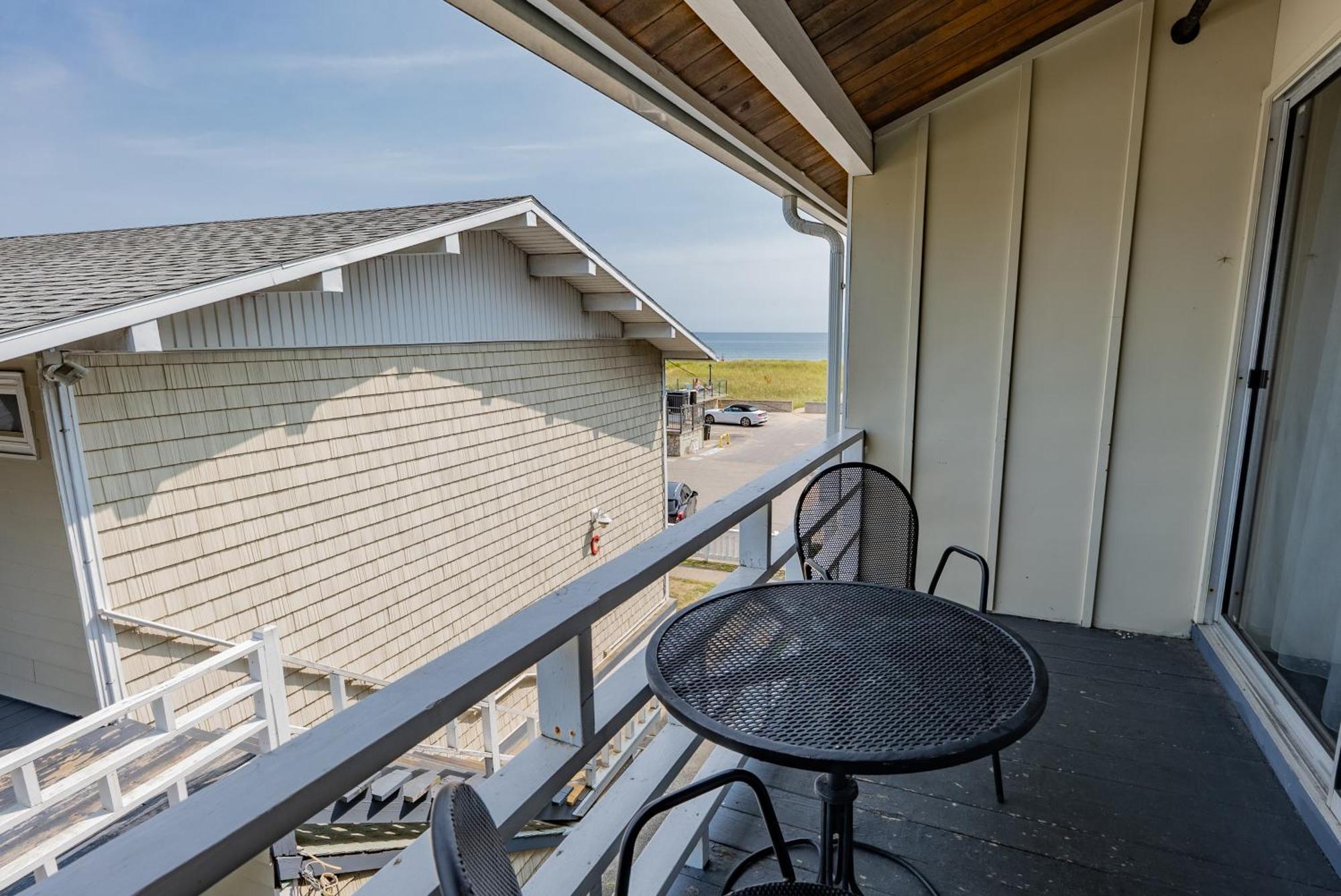 Waves Oceanfront Resort Олд-Орчард-Бич Экстерьер фото